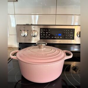 Closet clearout! 💗BNWT💗 without box Le Creuset Round Dutch Oven, Shell Pink